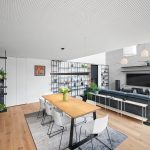 Veľká moderná dizajnová jedáleň a obývačka s policovou kovovou zostavou