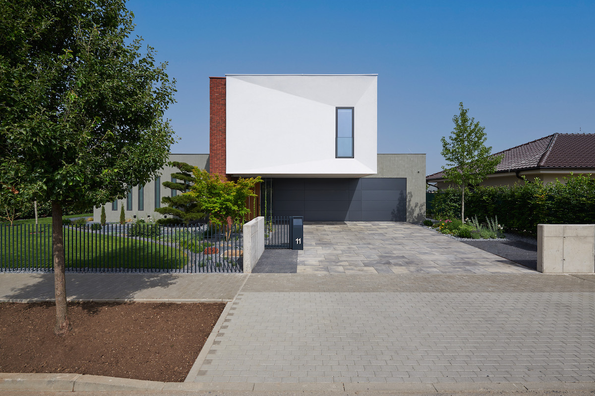 Geometrický rodinný dom s betónom a tehlou na fasáde