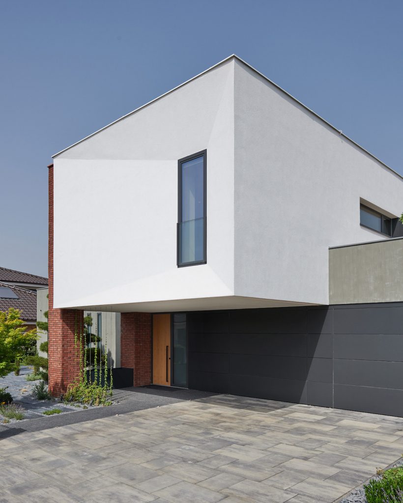 Geometrický rodinný dom s betónom a tehlou na fasáde