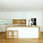 Veľká biela kuchyňa so svetlým drevom a ostrovčekom
