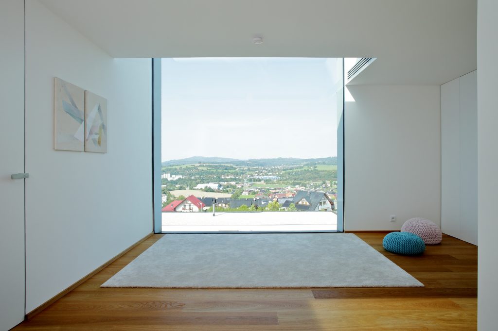 Výhľad na panorámu Valašského Meziříčí z veľkého okna v izbe