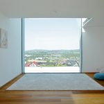 Výhľad na panorámu Valašského Meziříčí z veľkého okna v izbe