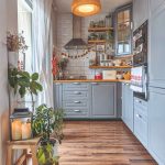 Sivá kuchyňa s drevenou podlahou