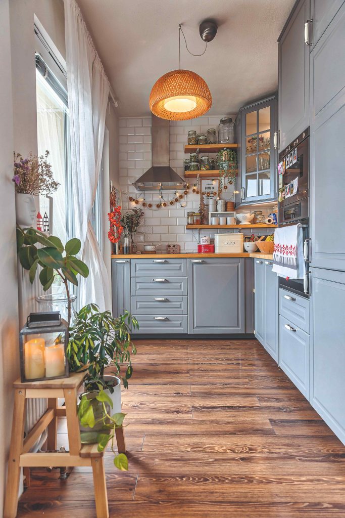 Sivá kuchyňa s drevenou podlahou