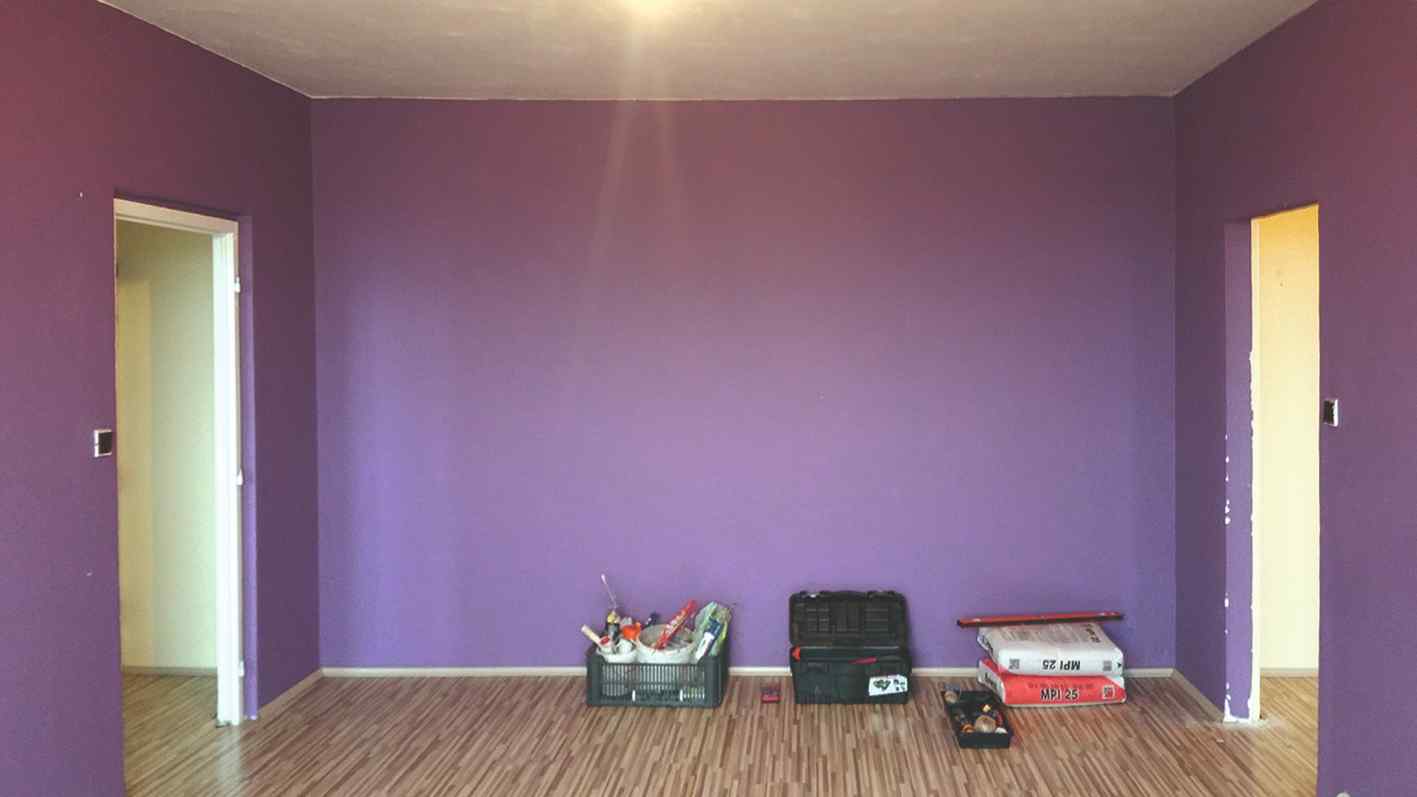 Miestnosť v byte s fialovými stenami
