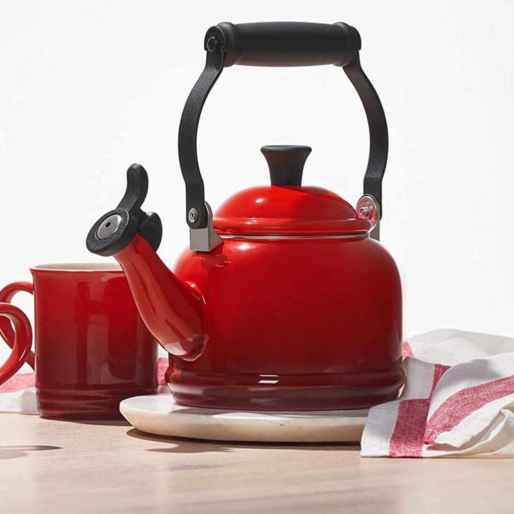 Červený čajník so šálkou