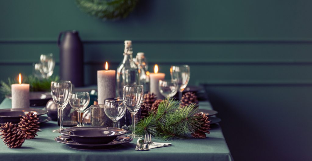 Elegantne nazdobený vianočný stôl