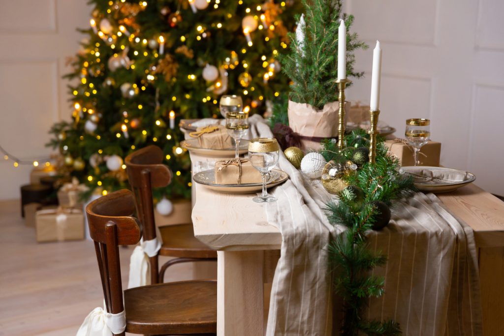 Vianočný stôl v pozadí so stromčekom