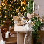 Vianočný stôl v pozadí so stromčekom