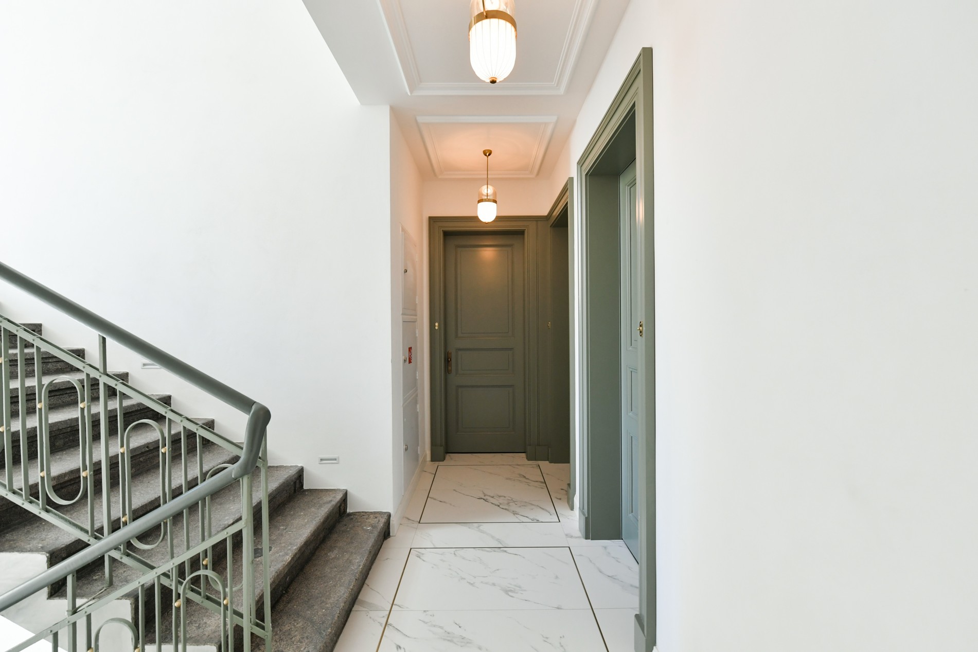 Architekti navrhli rekonštrukciu bytov i spoločných priestorov domu.