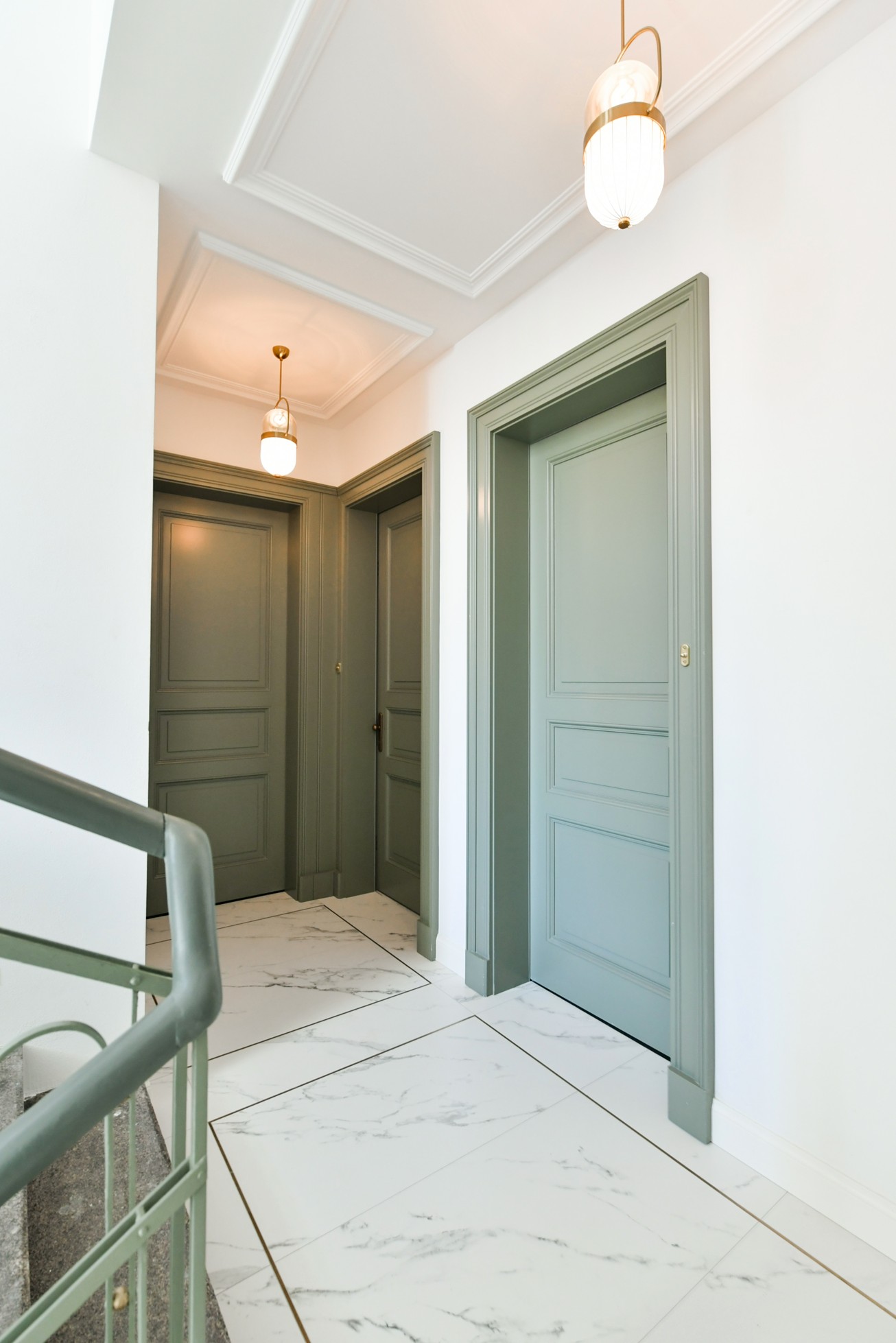 Architekti navrhli rekonštrukciu bytov i spoločných priestorov domu.