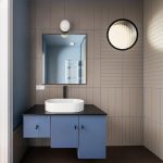 Kúpeľňa v pastelových farbách s modrou gemotrickou skrinkou