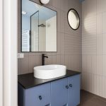 Kúpeľňa v pastelových farbách s modrou gemotrickou skrinkou