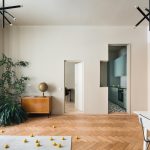 Retro obývačka s parketami a geometrickým výrezom do kuchyne