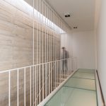 Betónové schodisko s presklením v minimalistickom interiéri