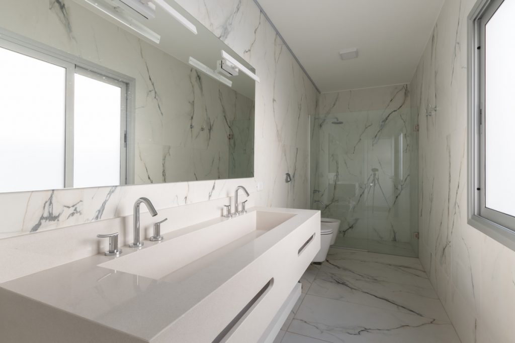 Bielosivá mramorová moderná kúpeľňa so skleneným kútom