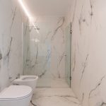 Bielosivá mramorová moderná kúpeľňa so skleneným kútom