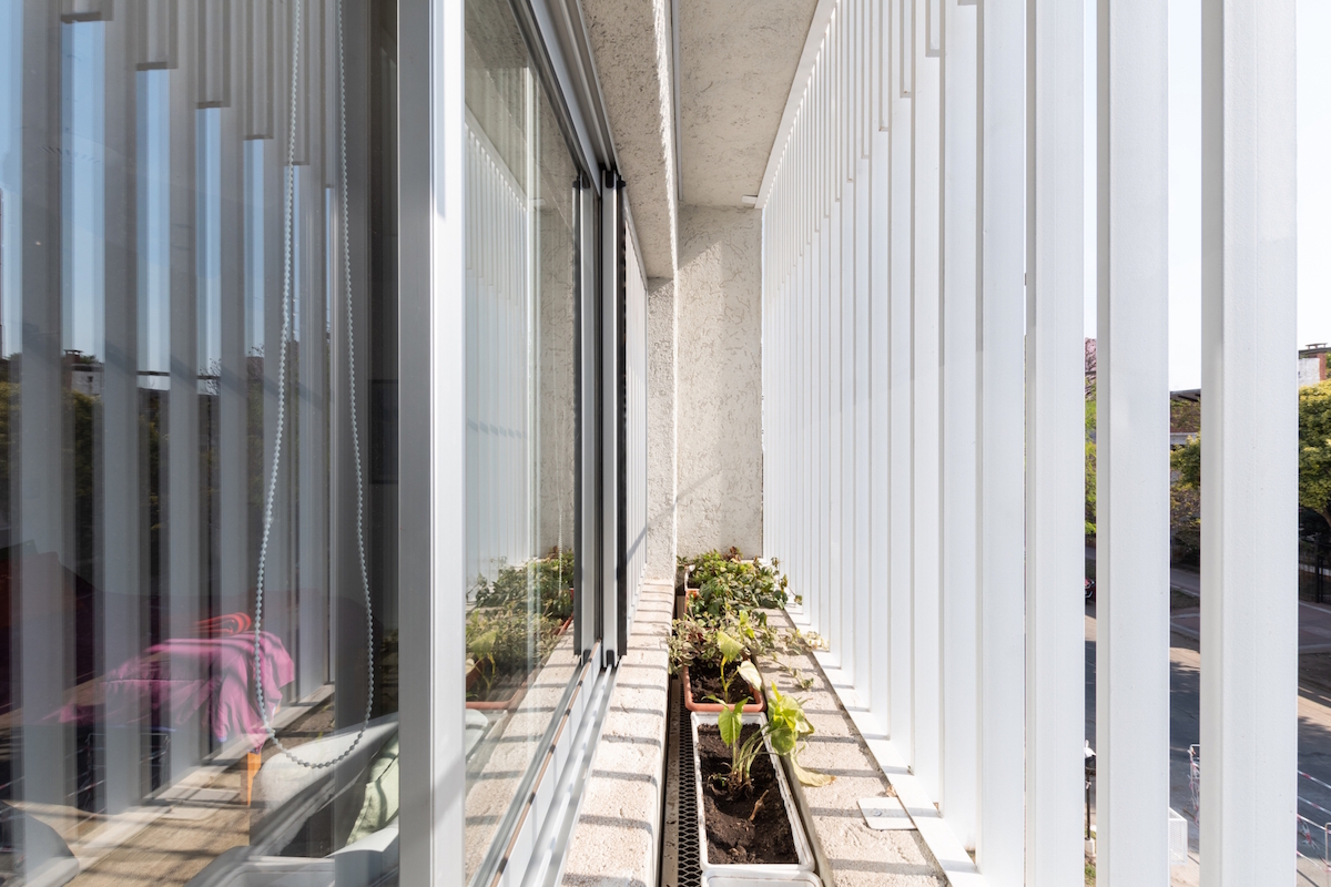 Dom má premyslené riešenia, detaily a architekti využili aj časť pôvodnej stavby. 