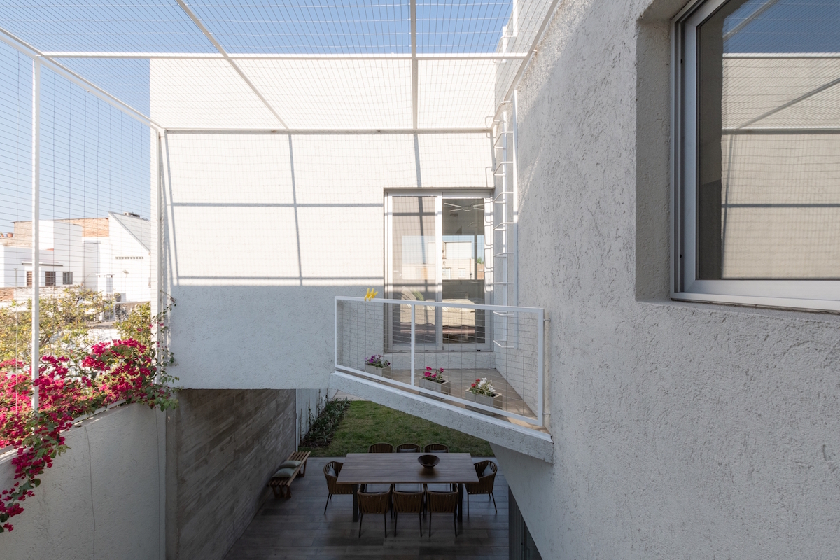 Denná zóna neruší nočnú, nočná dennú neobmedzuje. 