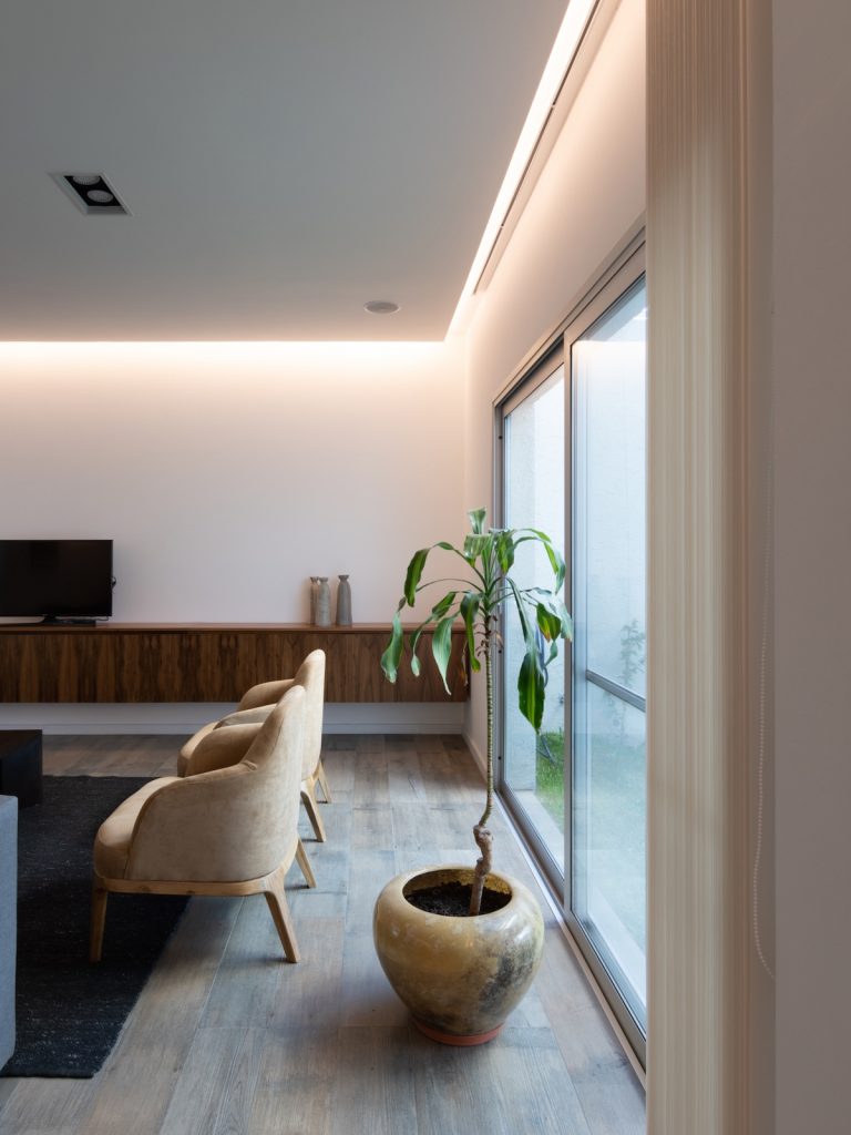 Moderná útulná minimalistická obývačka v otvorenom prízemí domu