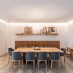 Moderná útulná minimalistická jedáleň v otvorenom prízemí domu