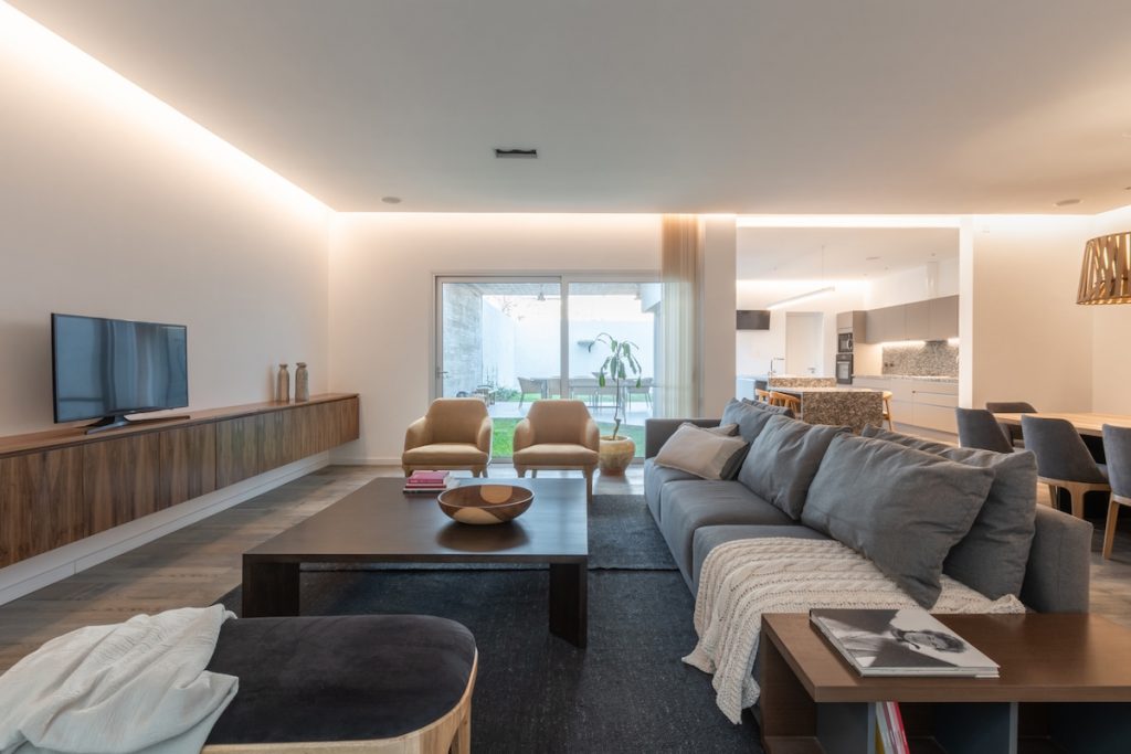 Moderná útulná minimalistická obývačka v otvorenom prízemí domu