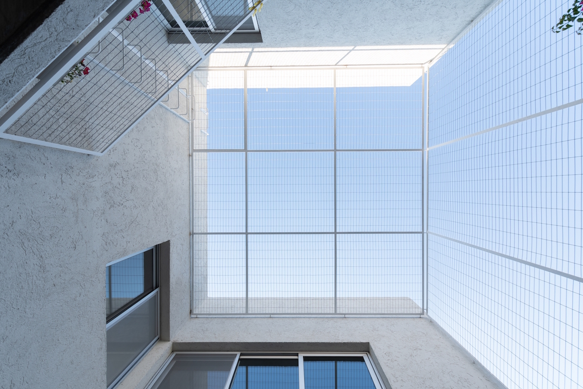 Dom má premyslené riešenia, detaily a architekti využili aj časť pôvodnej stavby. 