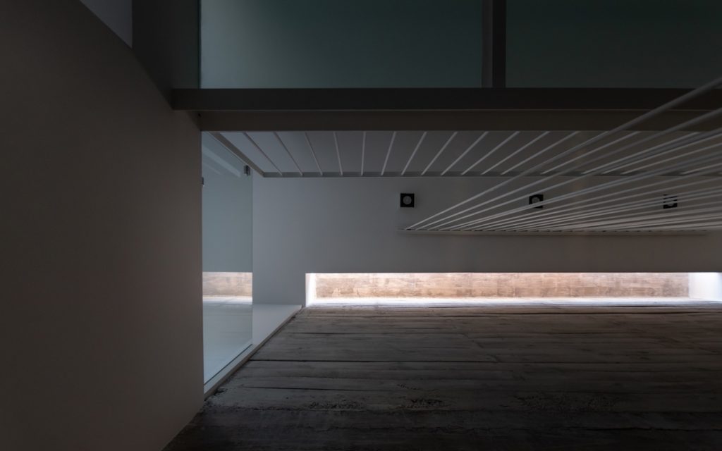 Betónové schodisko s presklením v minimalistickom interiéri