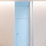 Biele dvere v minimalistickom interiéri