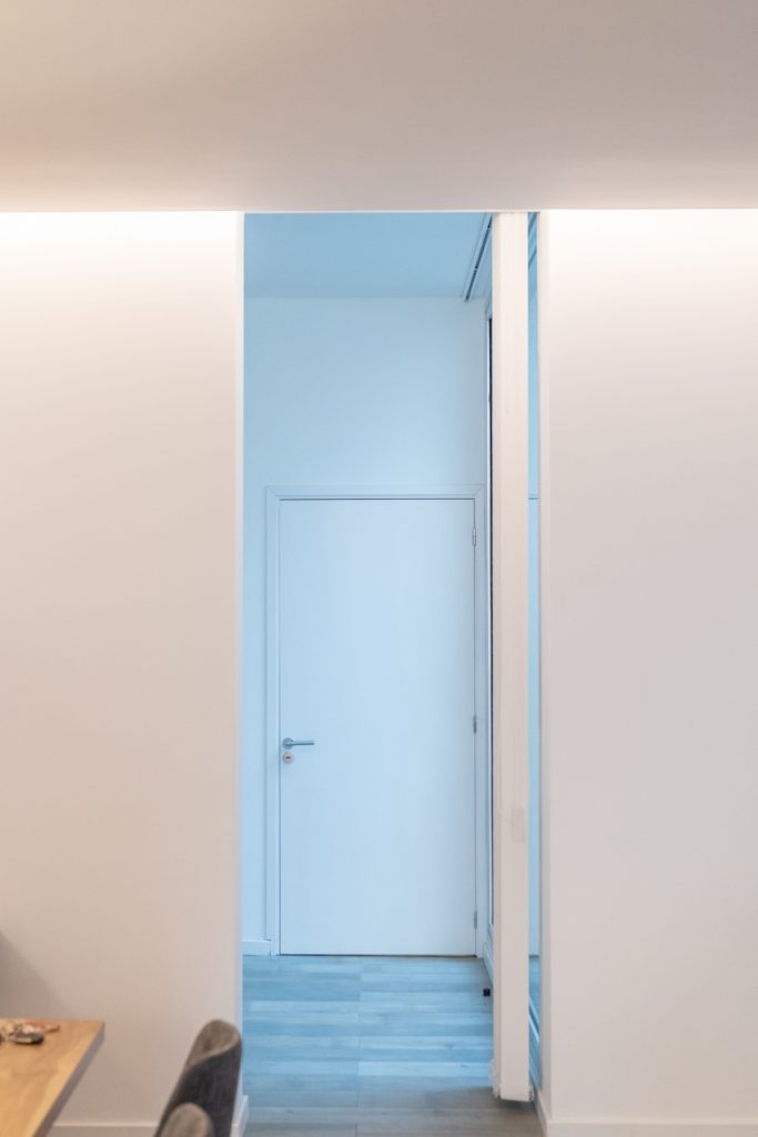 Biele dvere v minimalistickom interiéri