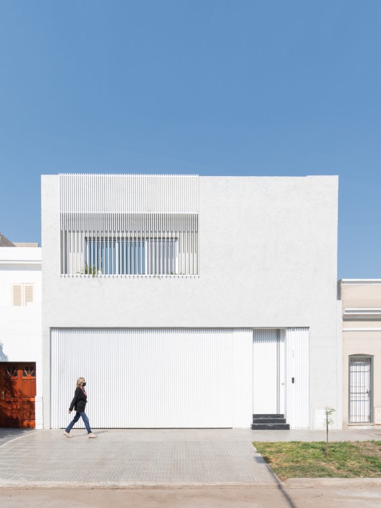 Biely moderný rekonštruovaný typický rodinný dom v Córdobe