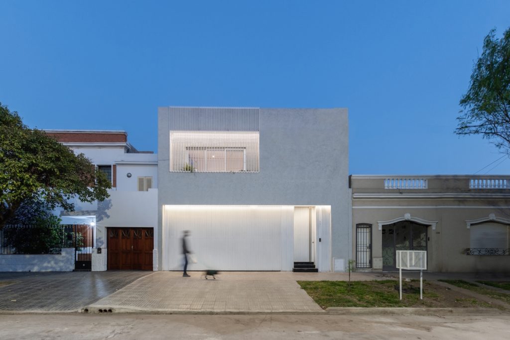 Biely moderný rekonštruovaný typický rodinný dom v Córdobe
