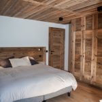Jednoduchá drevená spálňa v chate