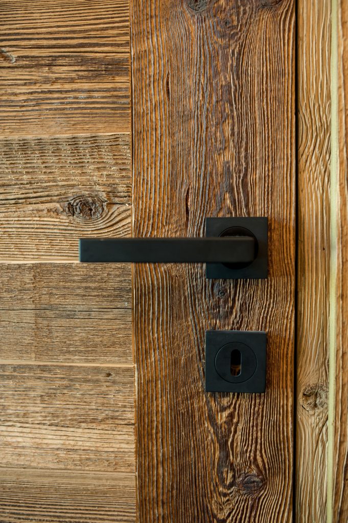 Drevené dvere s čiernou kľučkou