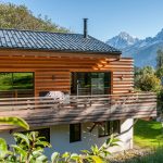 Alpská chata s dreveným obkladom a veľkorozmerným oknom