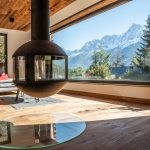 Moderný drevený interiér chaty s výhľadom na Alpy