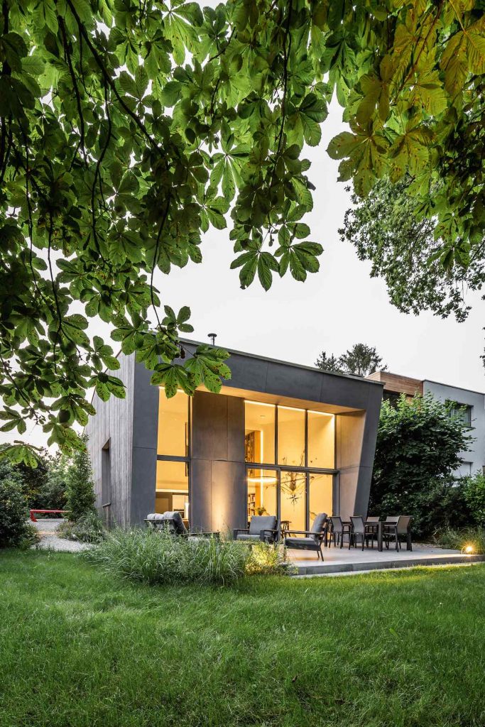 Moderný dvojpodlažný enviro dom s presklenou fasádou do sadu