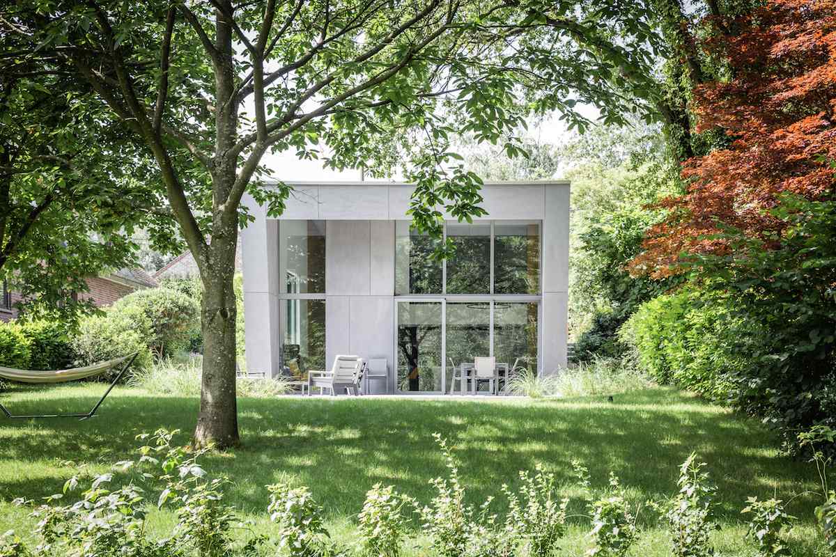Moderný dvojpodlažný enviro dom s presklenou fasádou do sadu