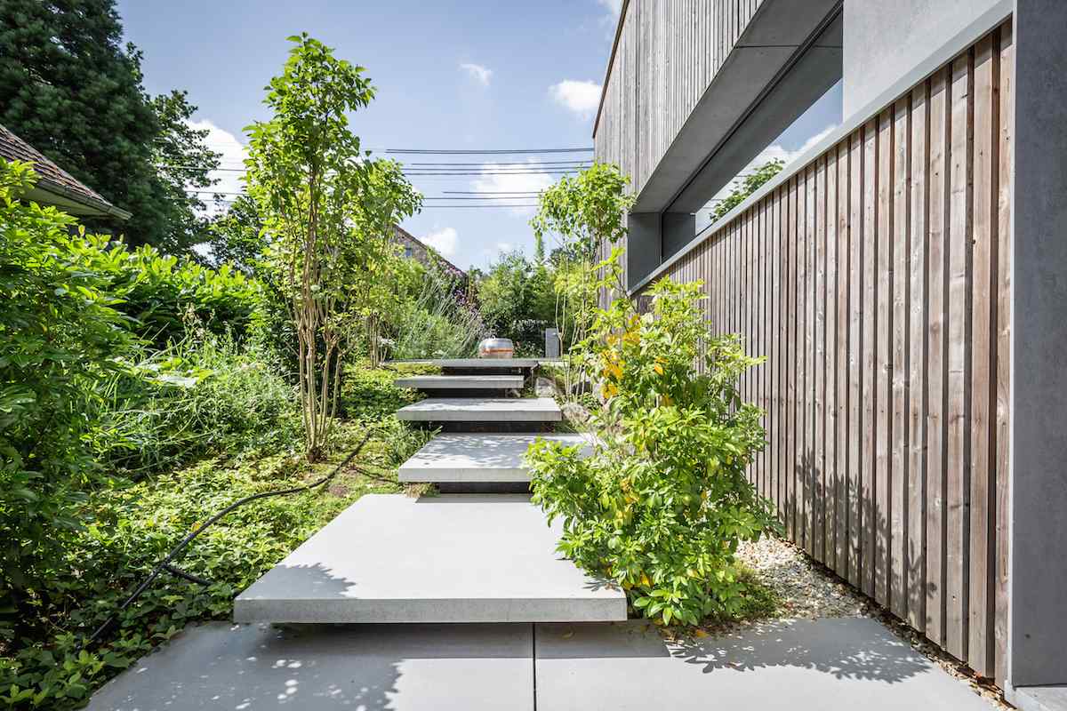 Sadové úpravy navrhol krajinný architekt Vincent Gillier a vznikali súčasne s architektúrou.