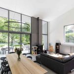Moderná obývačka v dome s vysokými stropmi a presklením