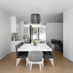 Moderná biela kuchyňa a jedáleň so svetlou podlahou vo vile