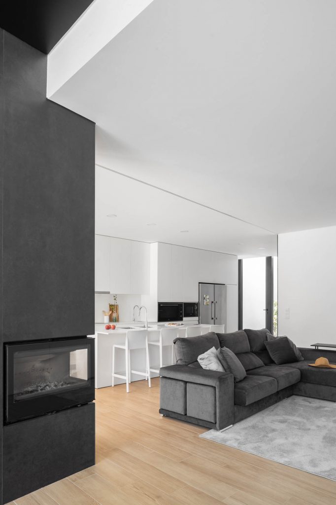 Moderná obývačka so svetlou podlahou vo vile