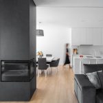 Moderná obývačka a kuchyňa so svetlou podlahou vo vile