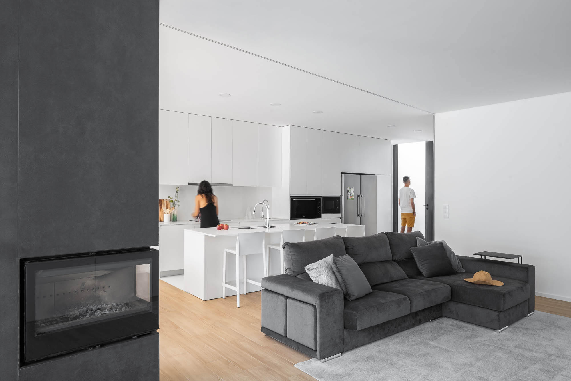 Moderná obývačka a kuchyňa so svetlou podlahou vo vile