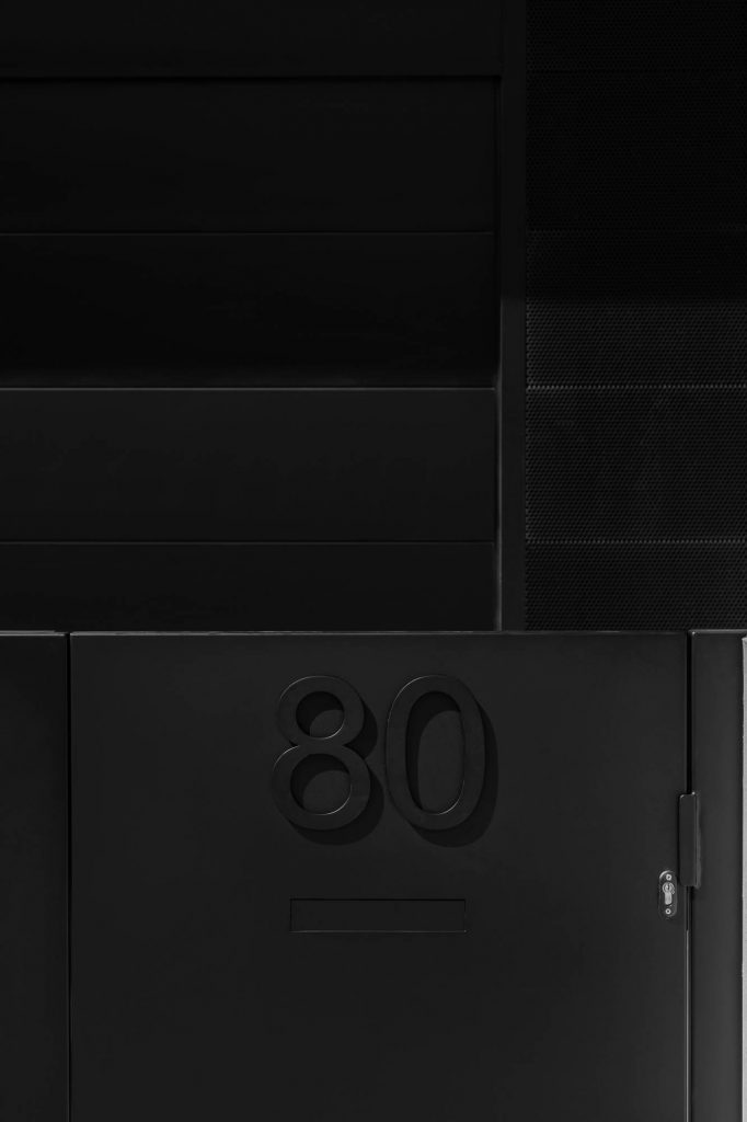 Čierna fasáda modernej vily s číslom 80