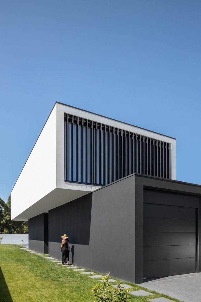 Moderná čiernobiela geometrická vila so ženou v klobúku
