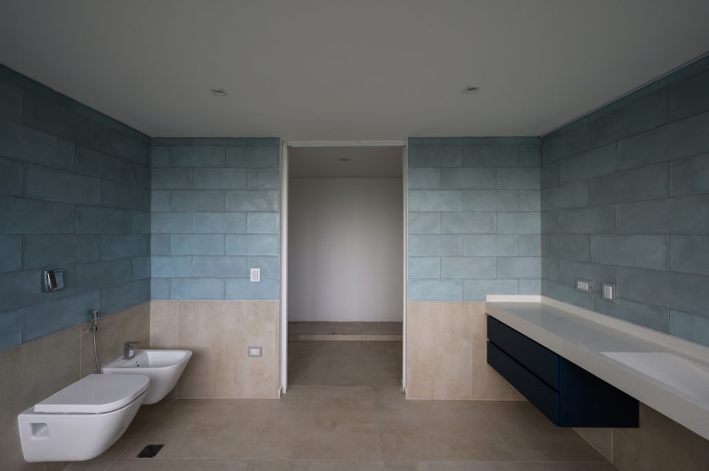 Bezbariérová kúpeľňa s modrými kachličkami