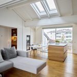 Strešný byt s bielym dreveným krovom a terasou