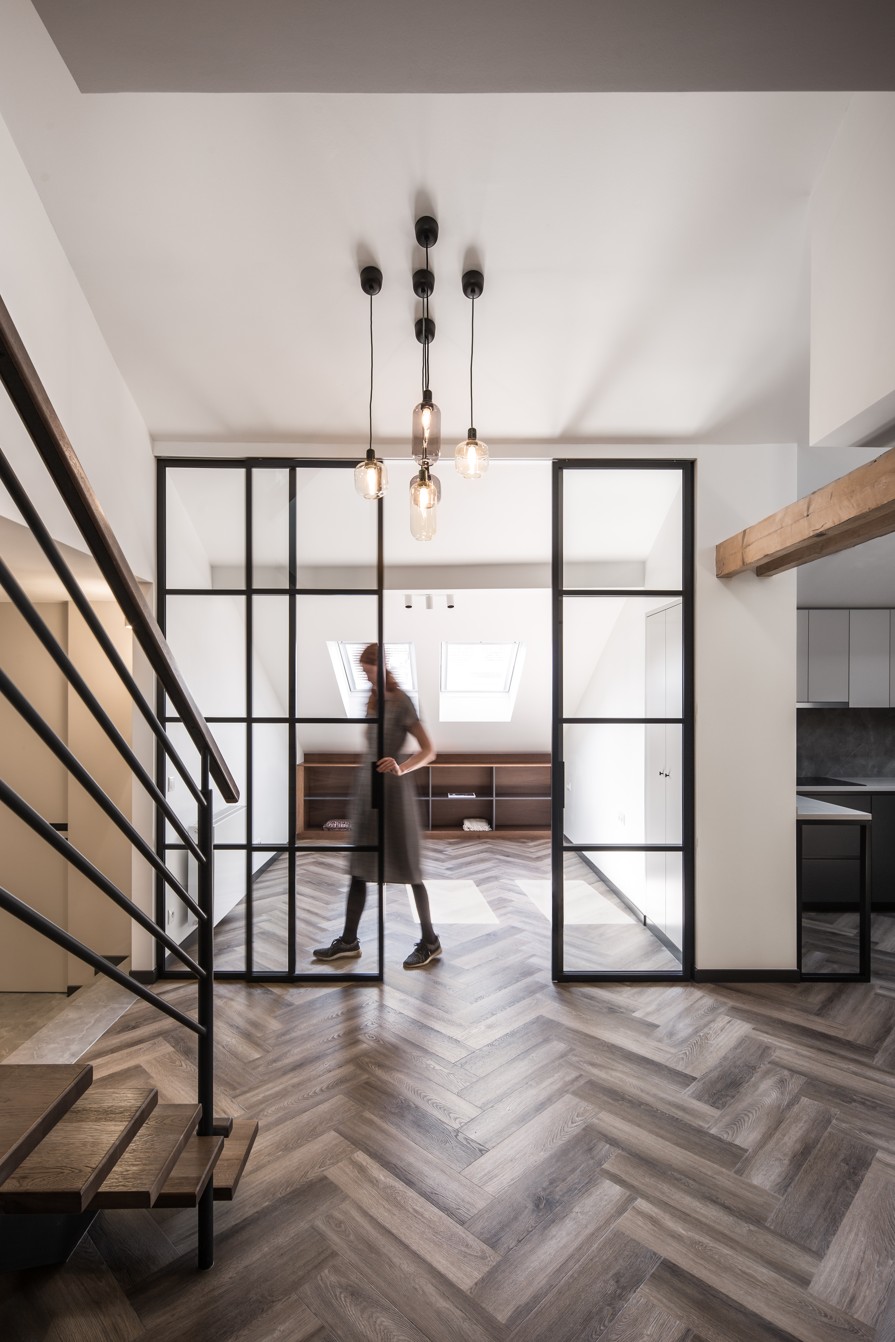Podkrovný mezonetový byt s parketami a minimalistickým interiérom