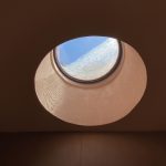 Okrúhle strešné okná v minimalistickom interiéri relaxačnej časti